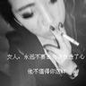 女子让螳螂帮忙吃肉瘊子